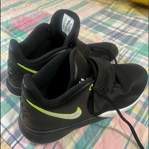 Excellent condition! Nike Boys Kyrie Flytrap III Basketball Shoes / Size-6.5Y US